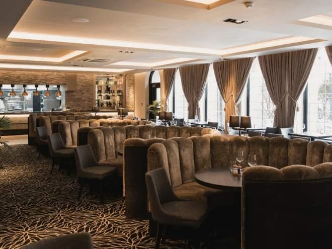 how many people fit in a restaurant booth