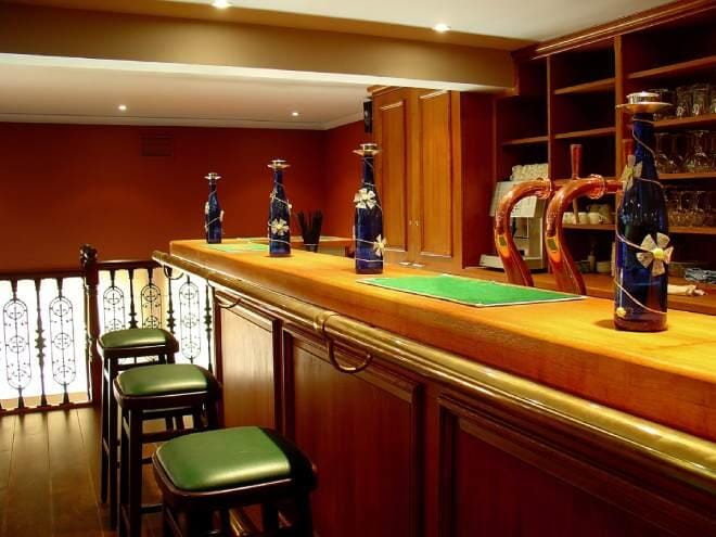 Pros And Cons Of Commercial Backless Bar Stool