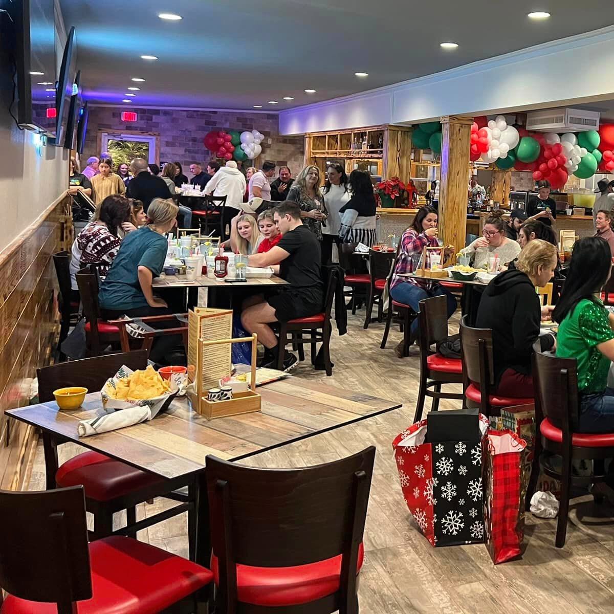 High-Pressure Laminate Restaurant Table Top in Barn Wood