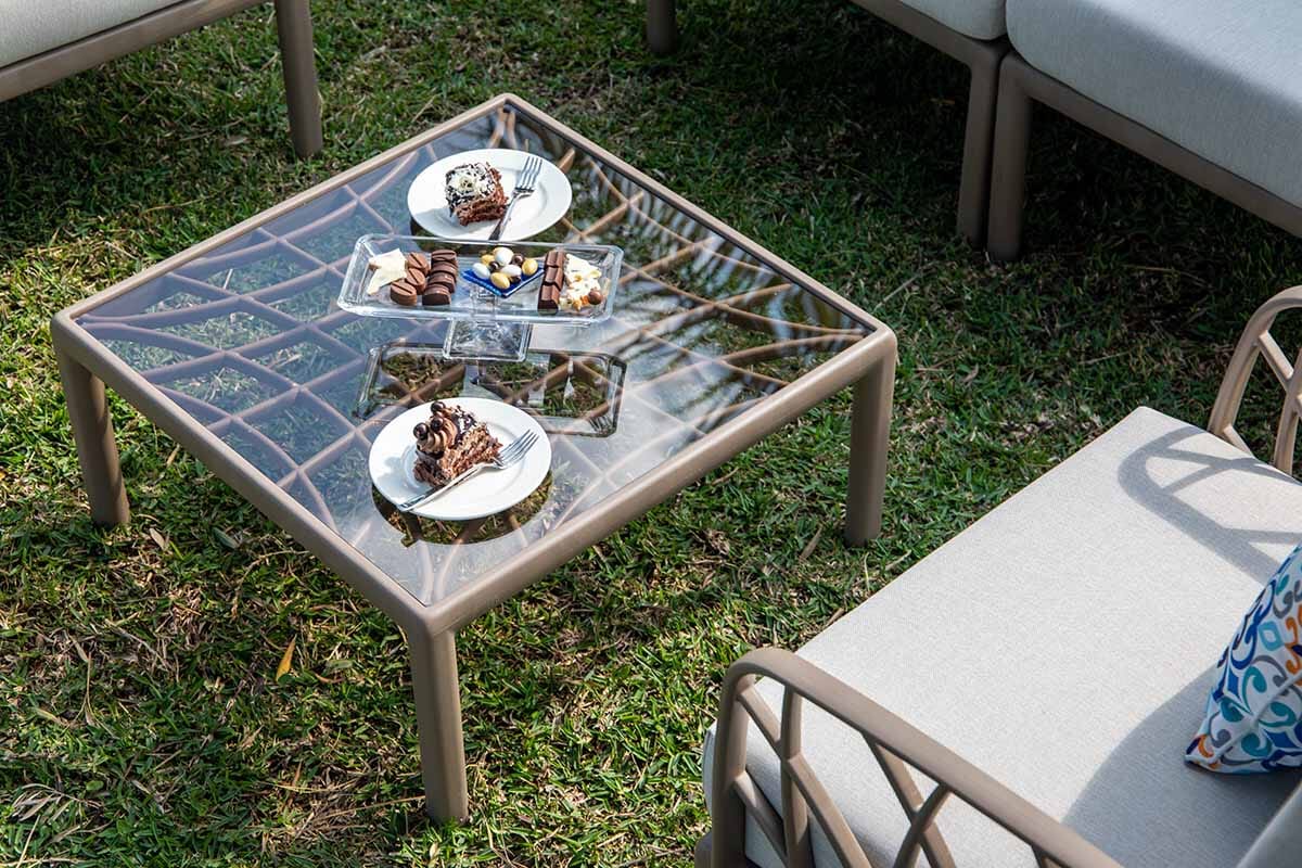 Outdoor lounge and online table set