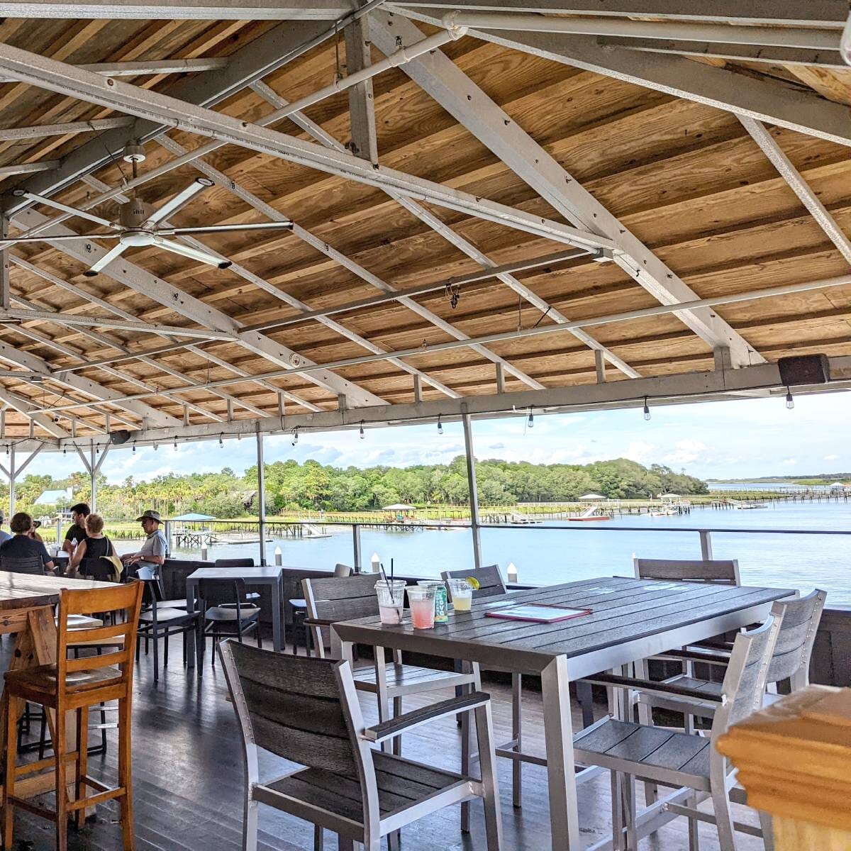 Indoor/Outdoor Aluminum Arm Bar Stool with Pewter Synthetic Teak Wood Slats