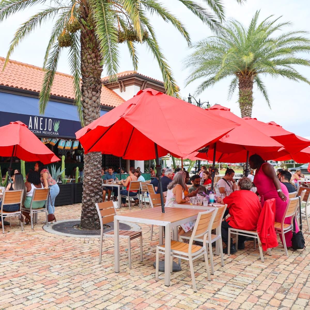 Outdoor Aluminum Restaurant Table with Tan Synthetic Teak Wood Slats