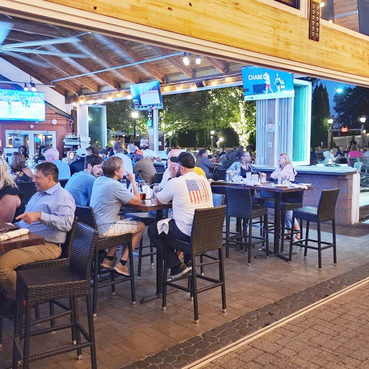 Square-Back Synthetic Wicker Outdoor Restaurant Bar Stool